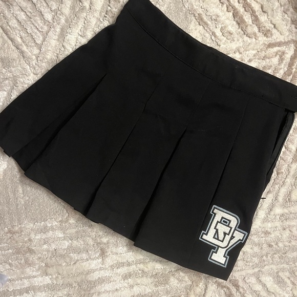 H&M Short, pleated skirt, stretch twill. Button and concealed zipper SIZE 2 - Picture 3 of 6